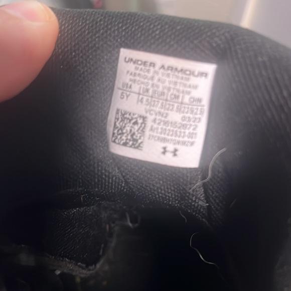 Under Armour boys sneakers size 5 - Picture 2 of 3